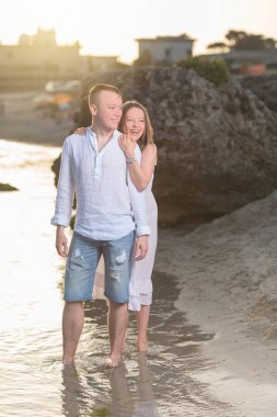 Aşık genç çift. Sahilde romantik akşam zevk mutlu adam ve kadın.