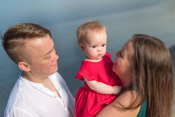 Pais Jovens Têm Uma Filha Retrato Família Perto Mar — Fotografia de Stock