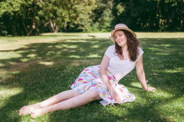 Young Cute Woman Relaxing Summer Park Outdoor Lifestyle Happy Smiling — Stock Photo, Image