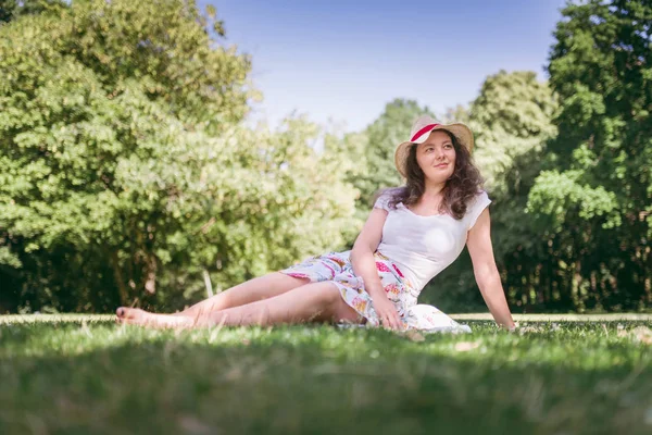 Güneşli Bir Günde Çim Üzerinde Oturan Genç Kadının Yaz Portresi — Stok fotoğraf