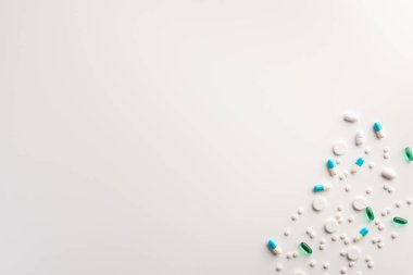 Pills ve kapsüller beyaz arka plan üzerinde. Medikal, eczane ve sağlık konsepti. Metin için boş yer.
