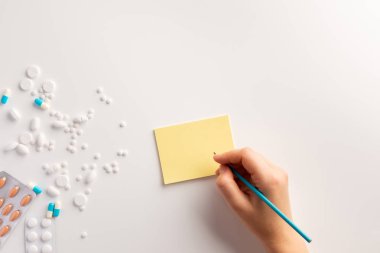 Bir çıkartma üzerinde kadın el yazısı. Tıbbi kavram. Düz yatma.