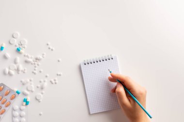 Bir not defterinde kadın el yazma. Tıbbi kavram. Düz yatma.