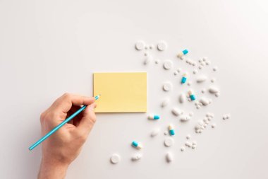 Bir çıkartma üzerinde erkek el yazısı. Tıbbi kavram. Düz yatma.