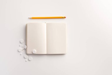 Haplar, not defteri ve beyaz arka plan üzerinde kalem. Tıbbi konsept. Düz yatıyordu.