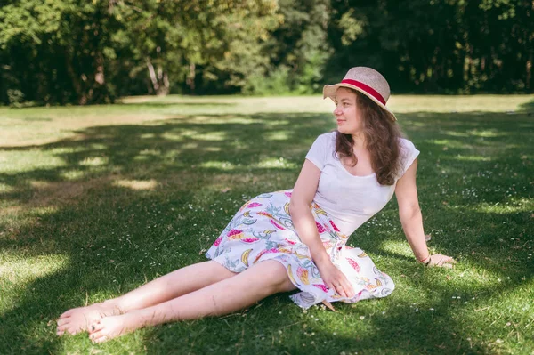 Mujer Joven Linda Relajándose Parque Verano Estilo Vida Exterior Mujer —  Fotos de Stock