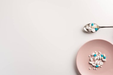 Haplarla tabak ve kaşık. Düz yatıyordu.