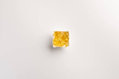 Beyaz arka plan üzerinde izole balık yağı kapsülleri ile Kase. Düz yatıyordu.