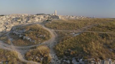Matera, İtalya'nın havadan görünümü. Uçurumun kenarında duran kadın