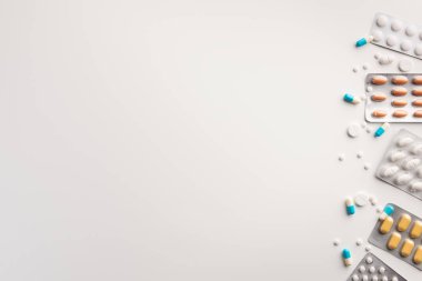 Beyaz arka planda tabletler ve kabarcılar. Düz yatma.