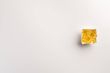 Beyaz arka plan üzerinde izole balık yağı kapsülleri ile Kase. Düz yatıyordu.