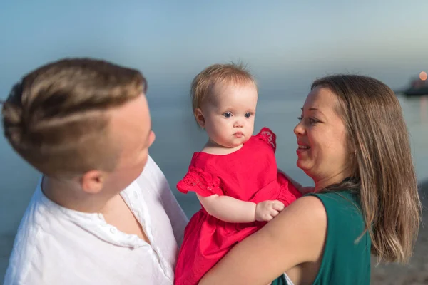 Schönes Familienporträt Der Nähe Des Meeres Kleine Babys Und Junge — Stockfoto