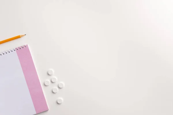 Poznámkový Blok Tužka Tablety Bílém Podkladu Lékařský Koncept Plochá Ležela — Stock fotografie