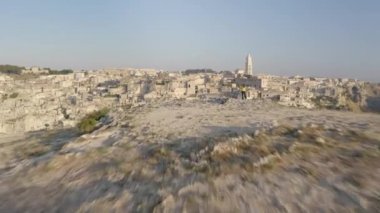 Matera, İtalya'nın havadan görünümü. Uçurumun kenarında duran kadın