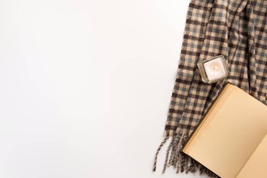 Sonbahar ev rahat kompozisyon. Kitap ve atkı, beyaz arka plan üzerine. Düz yatıyordu.