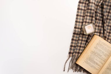 Sonbahar ev rahat kompozisyon. Kitap ve atkı, beyaz arka plan üzerine. Düz yatıyordu.