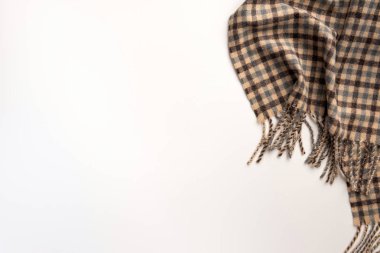 Sıcak eşarp beyaz arka plan üzerinde izole. Düz yatıyordu.