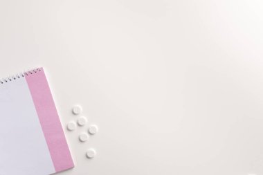 Beyaz arka plan üzerinde ilaç ve dizüstü bilgisayar. Tıbbi konsept. Düz yatıyordu.