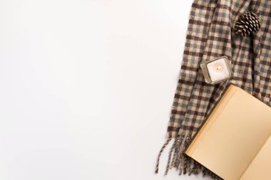 Sıcak ekose, kitap, mum, beyaz arka plan üzerinde izole. Düz yatıyordu.