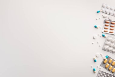 Beyaz arka planda tabletler ve kabarcılar. Düz yatma.