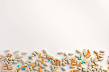 Beyaz arka plana dağılmış farklı haplar. Düz yatıyordu.