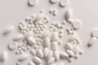 Beyaz arka planda beyaz haplar. Düz yatıyordu.