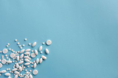 Beyaz arka planda beyaz haplar. Düz yatıyordu.