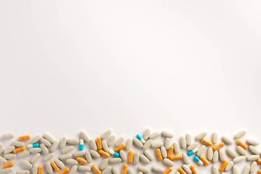 Haplar beyaz arka plana dağılmış. Düz yatıyordu.