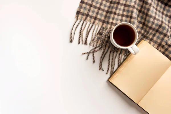 Kopp Varm Halsduk Bok Isolerad Vit Bakgrund Flat Lay — Stockfoto