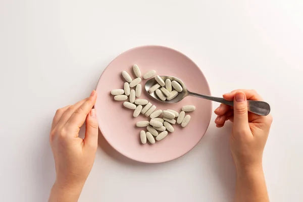 Colher Mão Feminina Com Suplementos Dietéticos Prato Com Suplementos Dietéticos — Fotografia de Stock