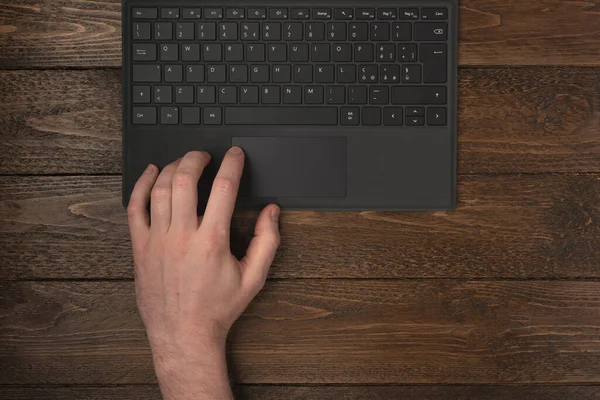 Trabajando Con Portátil Escritorio Madera Vieja Vista Superior Con Espacio — Foto de Stock