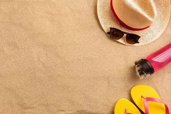 Composición Vacaciones Verano Chanclas Sombrero Otras Cosas Sobre Fondo Arena — Foto de Stock