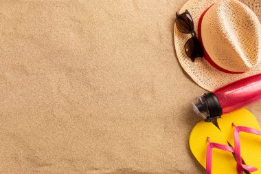 Üstten Görünüm hasır şapka kopya alanı ile. Kum üzerinde seyahat aksesuarları. Seyahat tatil kavramı. Yaz arka plan
