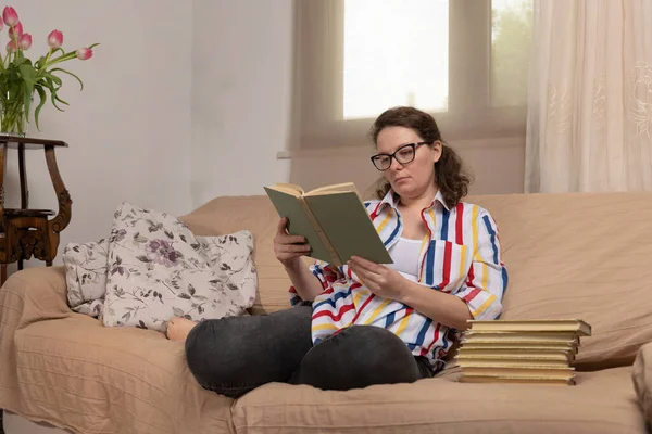 Mulher Relaxante Sofá Confortável Sozinho Segurando Livro Papel — Fotografia de Stock