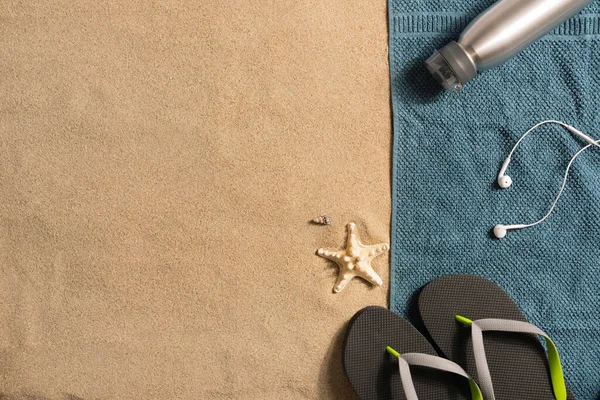 Hermoso Fondo Playa Vacaciones Verano Con Chanclas Botella Agua Auriculares — Foto de Stock