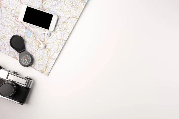 Reisekonzept Von Oben Mit Retro Kamera Karte Smartphone Und Kompass — Stockfoto