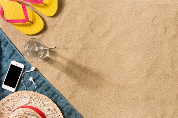夏休みの構成 砂の背景に水のフリップフロップ 帽子とガラス 旅行休暇のコンセプト 夏の背景 タオル製のボーダー構成 — ストック写真