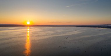 Taranto, Puglia, İtalya 'daki Mar Piccolo' daki Akdeniz midye çiftliği
