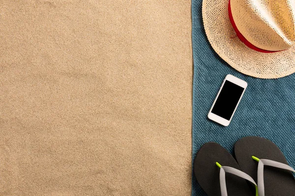 Composición Vacaciones Verano Sombrero Smartphone Chanclas Sobre Arena Luz Dura — Foto de Stock
