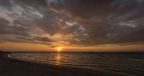 Nascer Sol Sobre Mar Bela Paisagem Nublada — Fotografia de Stock