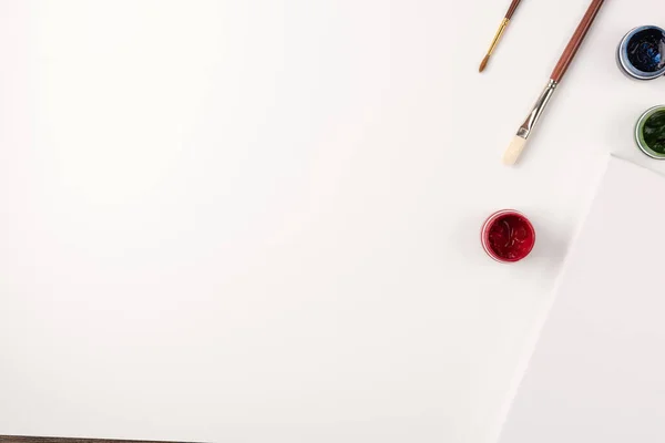 Gouache Pinsel Weiße Leinwand Auf Weißem Hintergrund Kopierraum Ansicht Von lizenzfreie Stockfotos