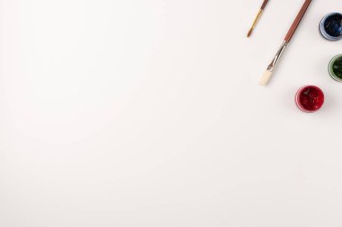 Gouache, beyaz arka planda izole fırçalar. Uzayı kopyala Üst Manzara. Düz yatıyordu.