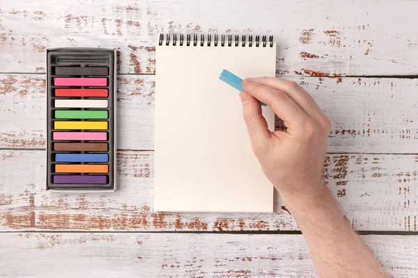 Crayons Cire Colorés Carnet Croquis Ouvert Sur Fond Bois Dessin — Photo