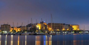 Deniz kenarı kasabasının ışıkları. Taranto.