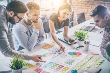 Ofis Masası grafik ile Toplantı iş adamları