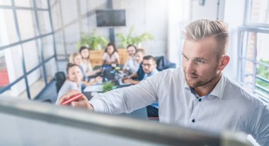 İş coach. Takım lideri çalışanlar bir konferans salonunda bir iş toplantısında öğretir.