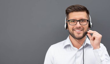 Çağrı merkezi çalışan gülümseyen izole üzerinde gri arka plan