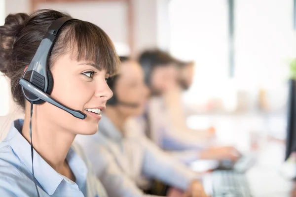 Call Center Werknemers Vergezeld Van Haar Team Lachende Klant Ondersteuning — Stockfoto