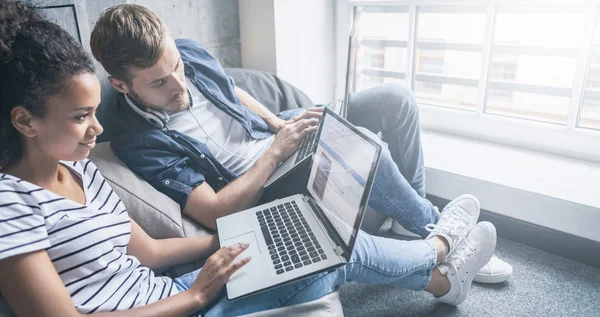 Man Woman Sitting Together Looking Laptop — Stock Photo, Image