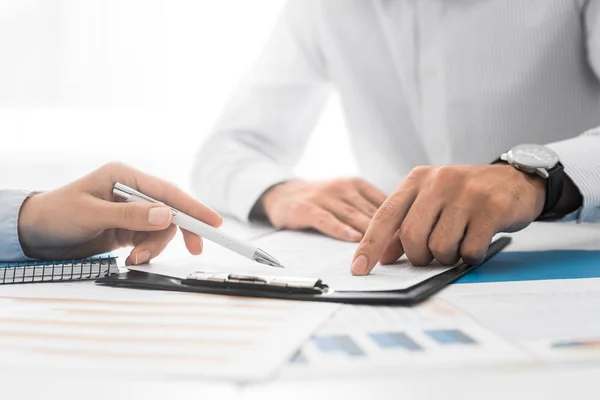 Gente Negocios Negociando Contrato Manos Trabajando Con Documentos Escritorio Firmando — Foto de Stock